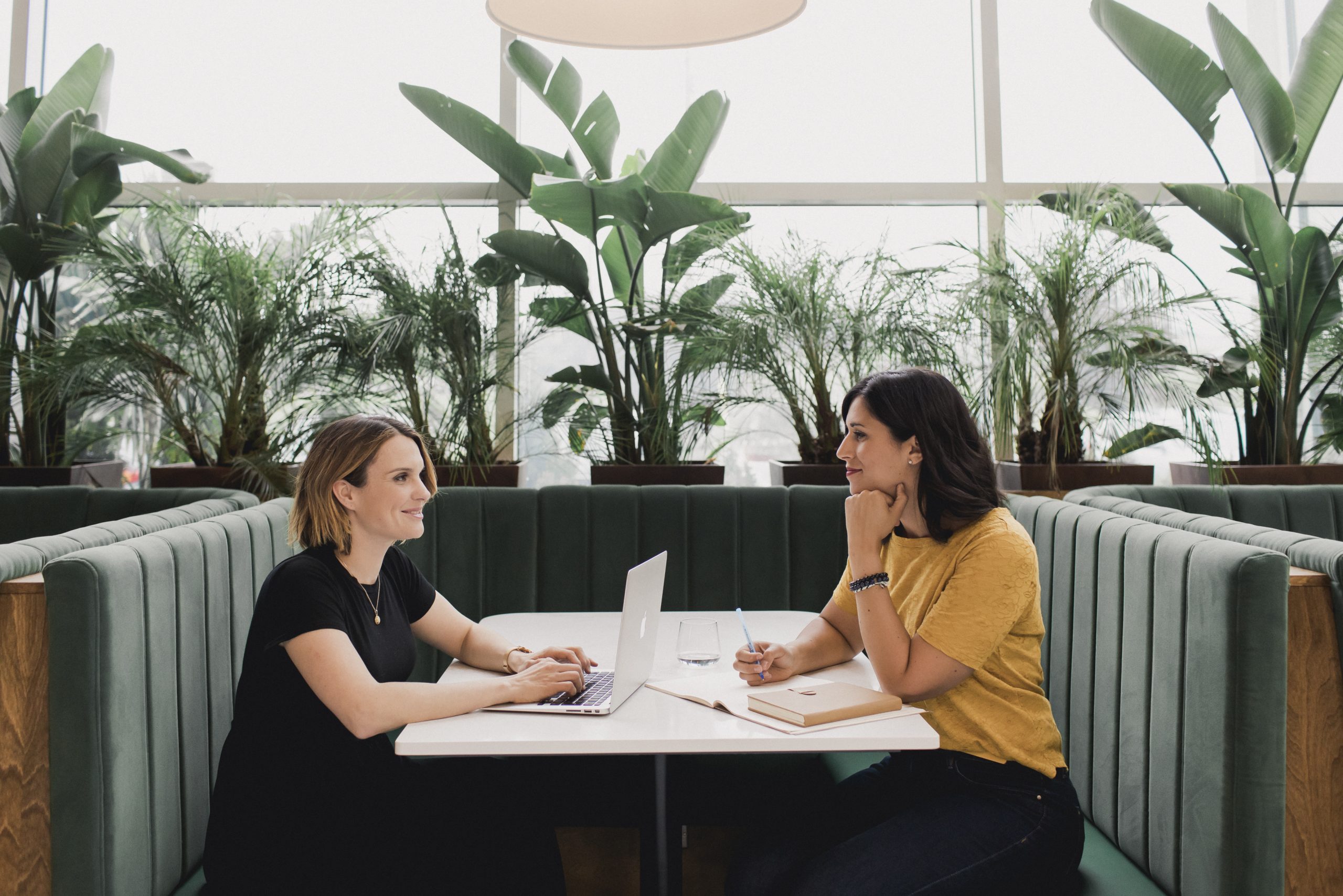 Julie Tremblay Potvin et Marie-Andrée Mackrous, fondatrices de De Saison, deux entrepreneures, sont assises pour travailler au restaurant les Botanistes de Québec